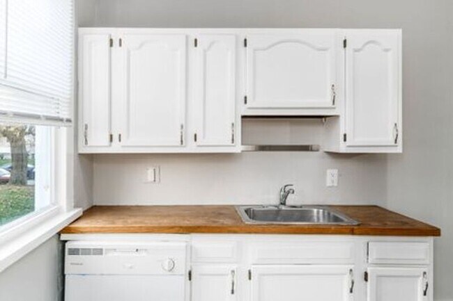 Building Photo - 360 N Garfield Ave