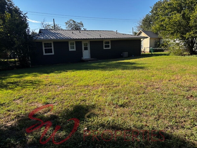 Building Photo - Cozy 2 Bed, 1 Bath Home