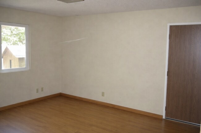 Building Photo - Charming Home with Cozy Spaces: 3Bedrooms and 2 Bathroom