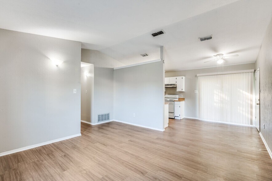 Building Photo - 2326 Newbury Dr