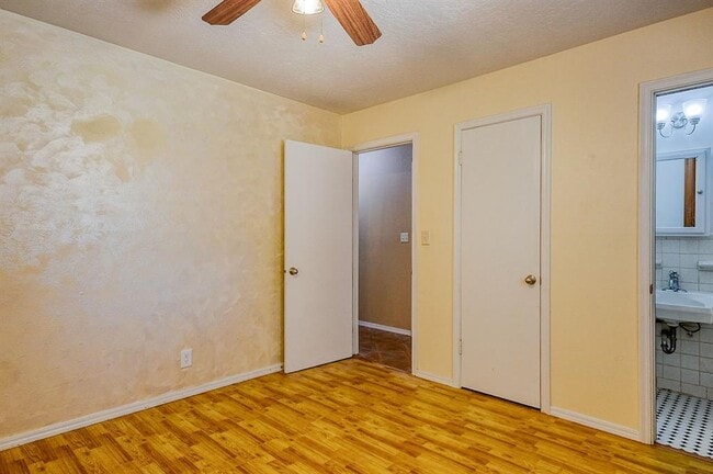 Building Photo - 1926 Cherokee Ln