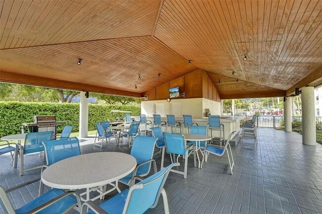 Building Photo - 3200 Port Royale Dr N