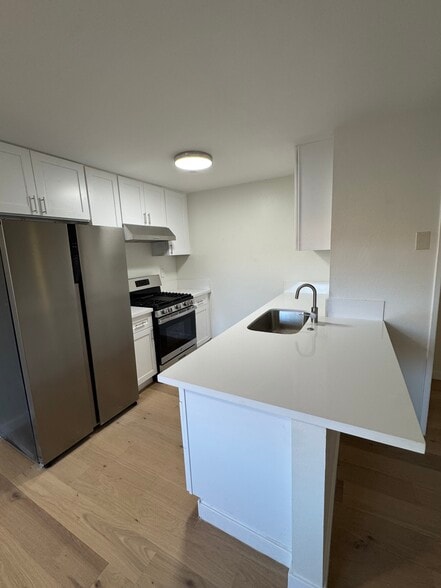 breakfast nook kitchen counter - 4633 Marine Ave