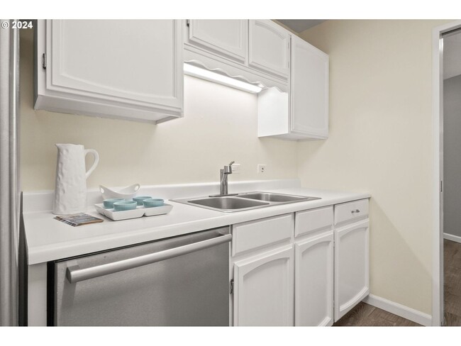 Building Photo - Spacious Portland Plaza Condo with Washer/...