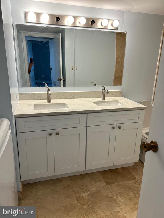 Building Photo - 5823 Royal Ridge Dr