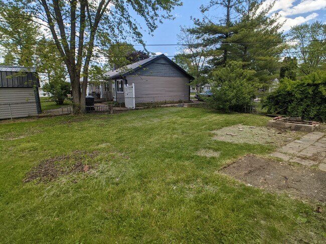 Building Photo - Spacious 3 bed 2 bath in Greenwood!