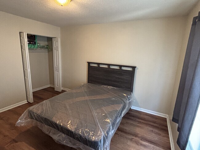 Building Photo - 1065 Park Meadow Dr