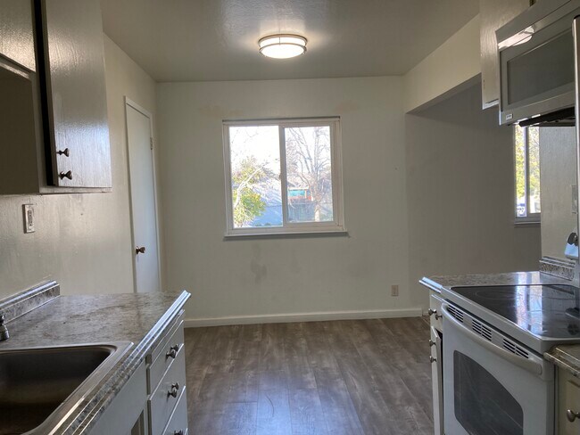 Building Photo - 1737 Ross Cir