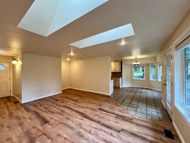 Building Photo - Renovated 3BD w/ Large Shop