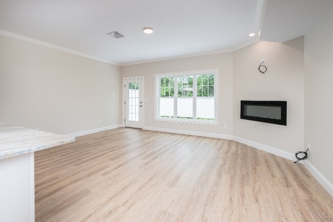 Building Photo - 8 Edgewater Cir