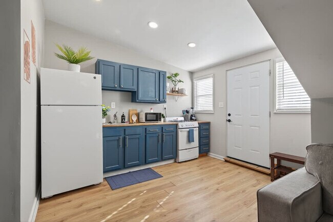 Building Photo - 1427 W Ocean View Ave