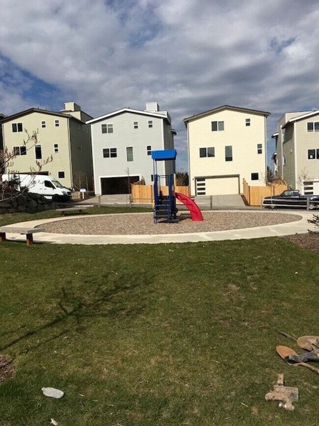Building Photo - 4Bed/3.5Bath Newer Construction Home in Seattle Otani Gardens Development!