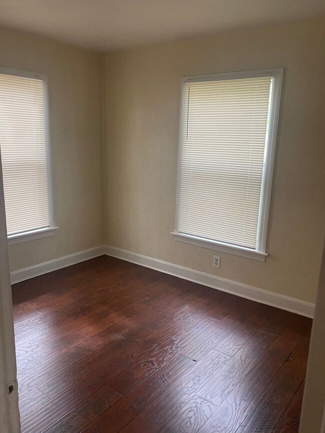 Building Photo - COMING SOON - 3 BEDROOM 1 BATH HOME LARGE FAMILY ROOM