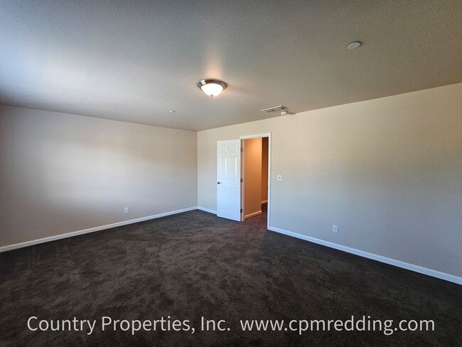 Building Photo - Spacious 5 Bedroom in the Heart of Redding!