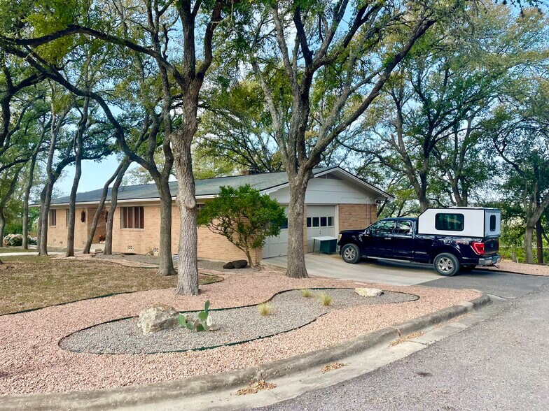 Building Photo - 800 Dale Dr
