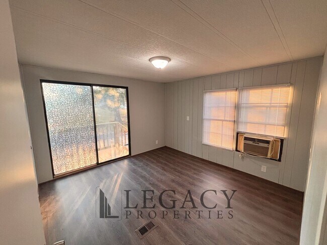 Building Photo - Renovated 3 Bed / 2 Bath Mobile Home – Easley, SC