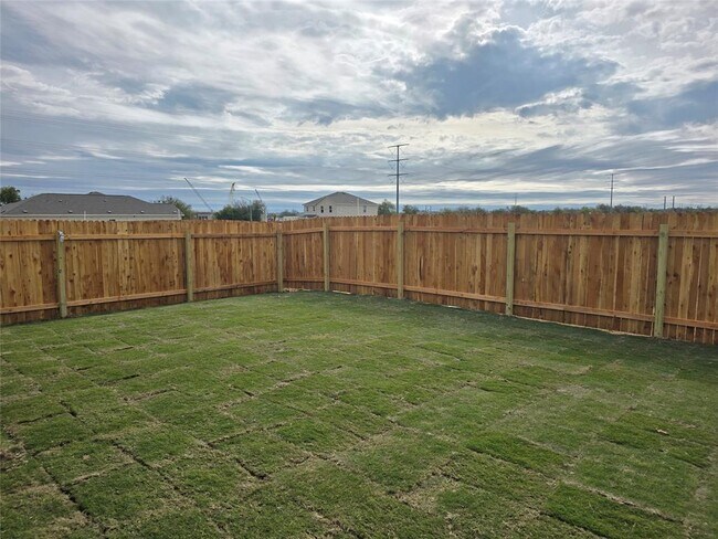 Building Photo - 202 Fox Hvn Rd