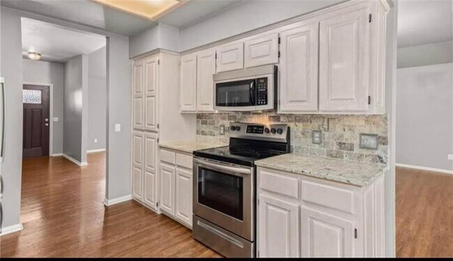 Building Photo - 215 Bluff Dr