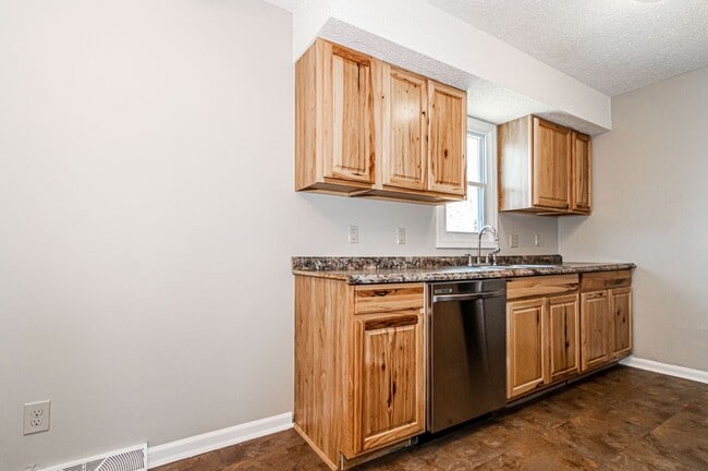 Building Photo - 1369 Parkside Dr