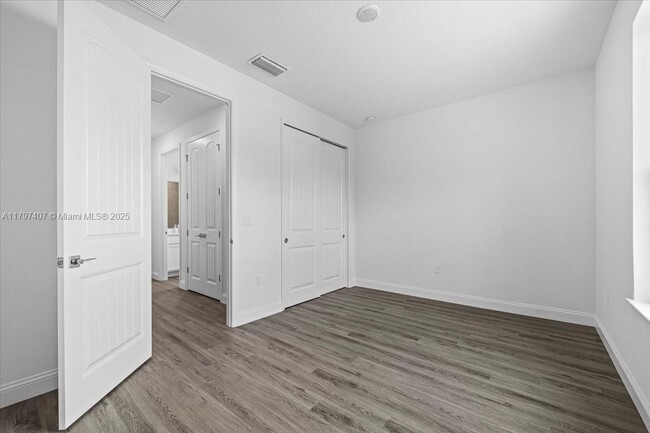 Building Photo - 11 Burgundy Pl