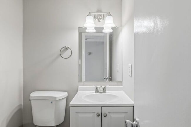 Building Photo - Updated 2-bedroom, 2.5-bath property Greensboro!