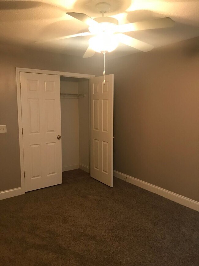 Building Photo - 3 Bedroom 2 Bath Townhome off Stevens Cree...