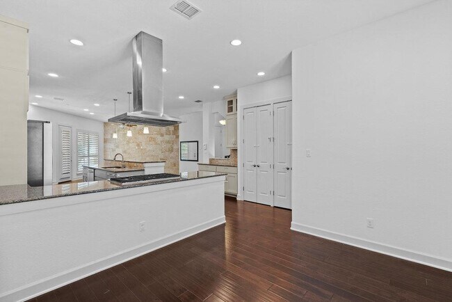 Building Photo - 6533 E Hill Dr