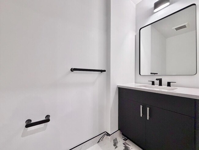 Building Photo - 375 Monmouth St