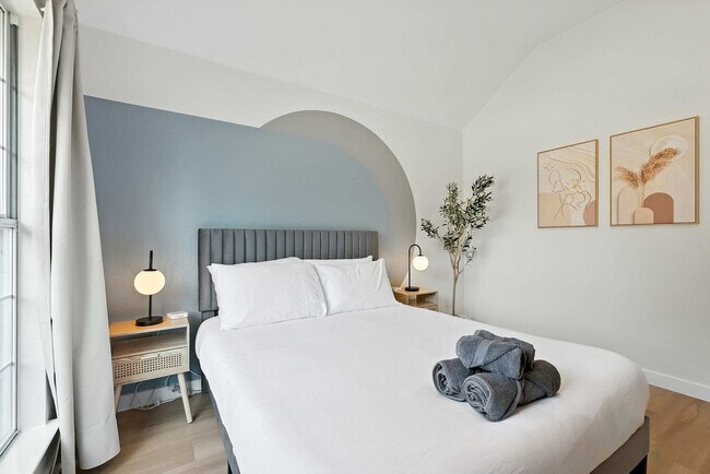 Building Photo - 11911 Rocky Point Dr