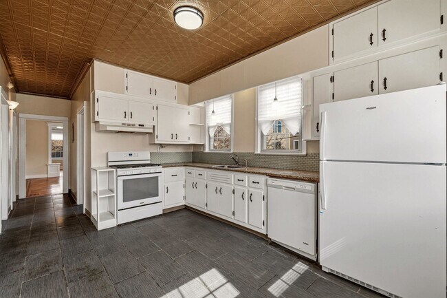 Building Photo - 1136 Avenue C