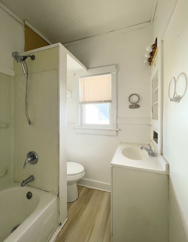 Building Photo - Updated 2-Bed, 1-Bath House