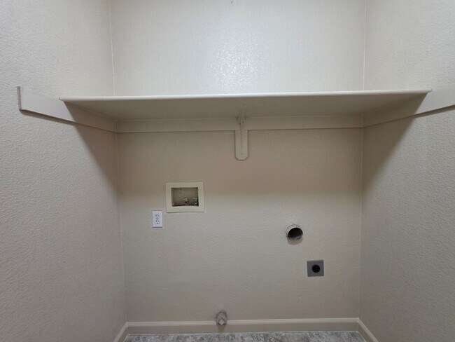 Building Photo - Single story home near CSU Stanislaus!