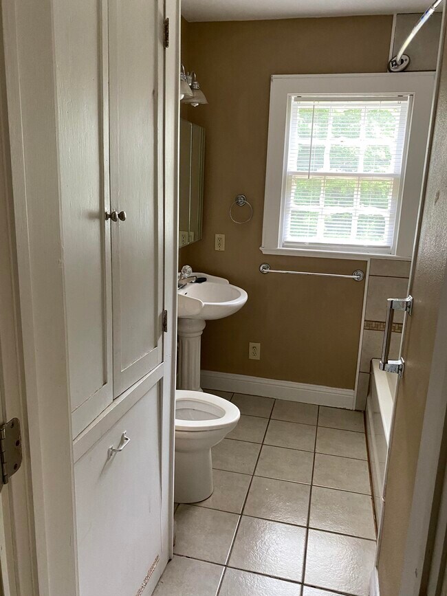 Building Photo - 716 E Austin St