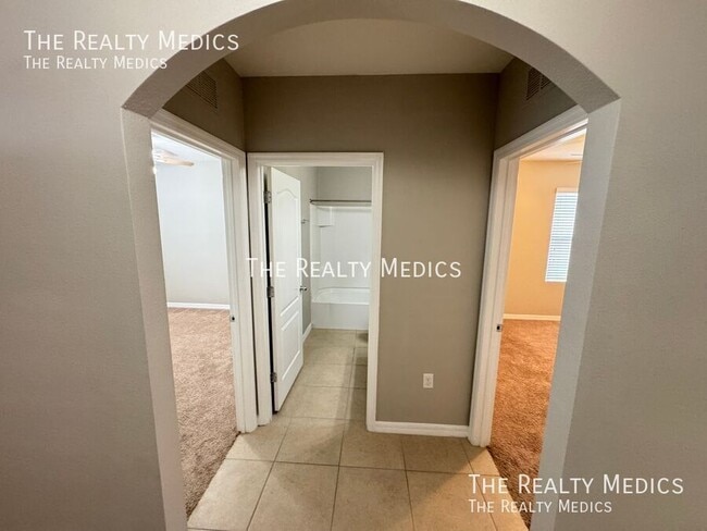 Building Photo - 1665 Laurel Oaks Dr