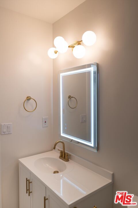 Building Photo - 860 S Kingsley Dr