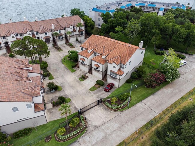Building Photo - 309 Lakeside Ln
