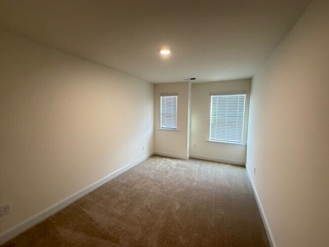 Building Photo - Mebane / Townhouse