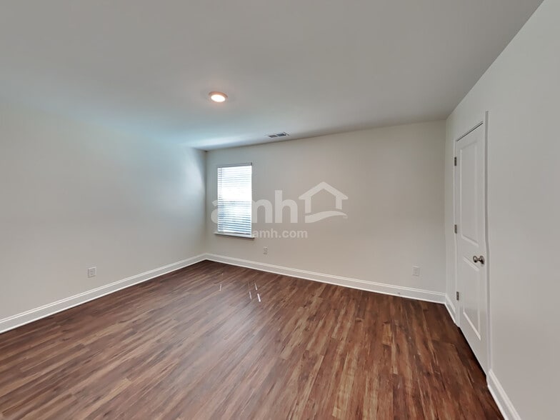 Building Photo - 556 Rivermist Dr