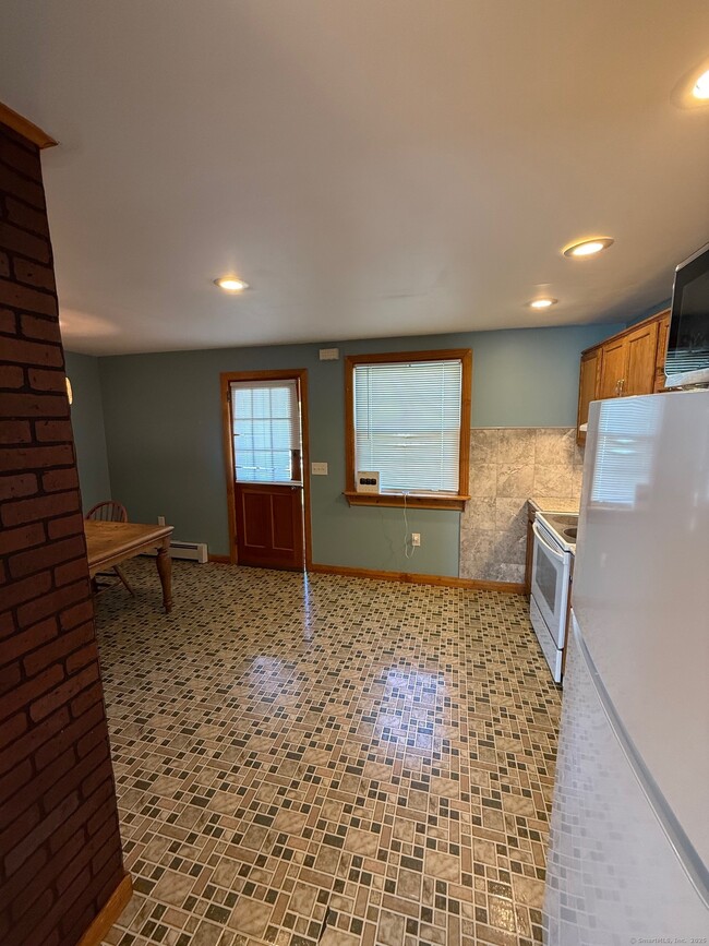 Building Photo - 17 New Hampshire Dr