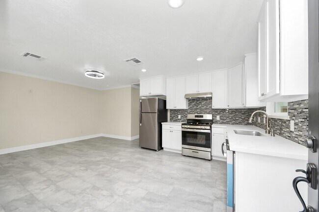 Building Photo - 7066 Villa Dr