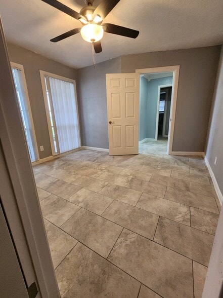 Building Photo - 418 E 1st St