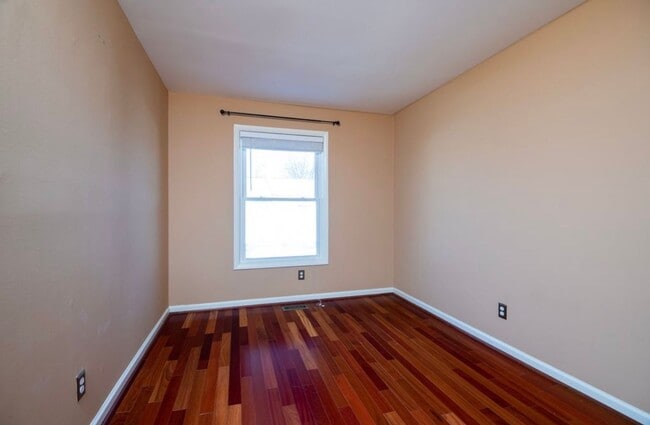 Building Photo - Bright 3 Bedroom Takoma Townhome with Park...