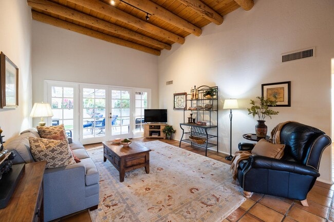 Interior Photo - 3121 E Claremont Ave