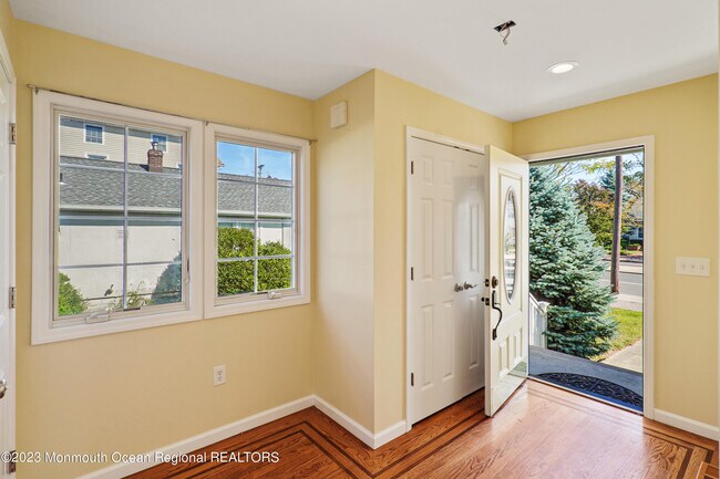 Building Photo - 111 Main St