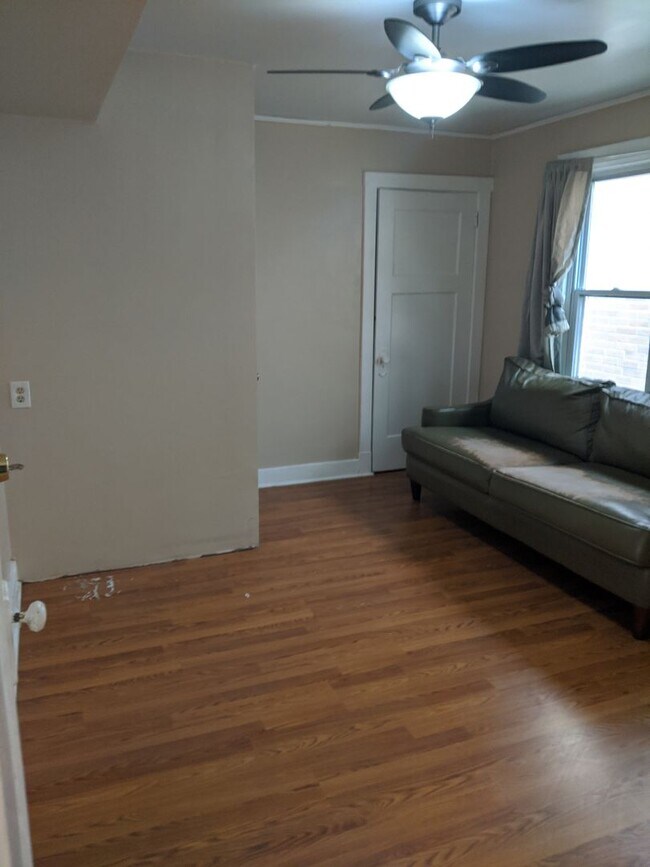 Building Photo - South Oakland Large and renovated 3 bedroom apartment Must SEE!