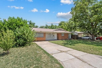 Building Photo - Spacious 4 Bedroom Home with Expansive Living Areas in a Convenient Location