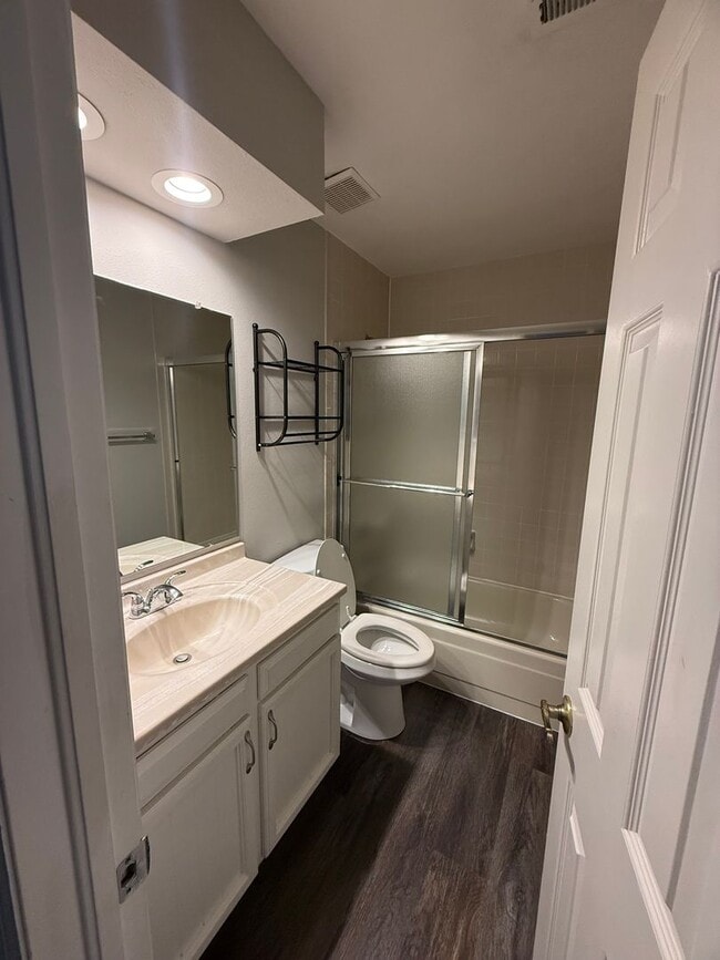 Building Photo - SPACIOUS 2-BEDROOM TOWNHOME WITH LOFT, GARAGE & PRIME LOCATION!