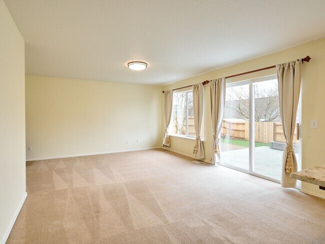 Building Photo - 643 Meadowbrook Ln