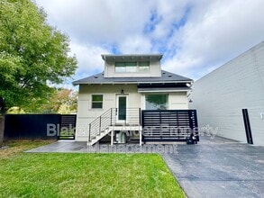 Building Photo - 3556 NE Sandy Blvd