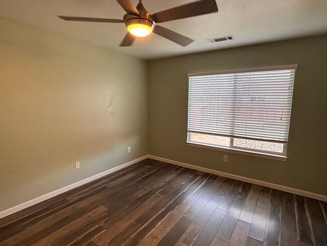 Building Photo - 830 Randell Dr